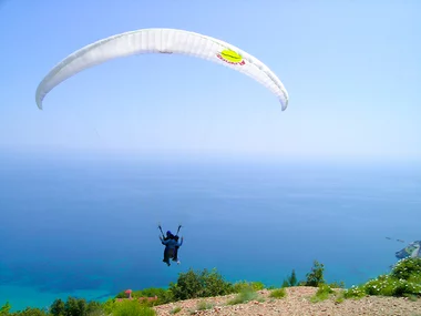 Brividi ad alta quota: 1 suggestivo volo in paramotore biposto con video ricordo