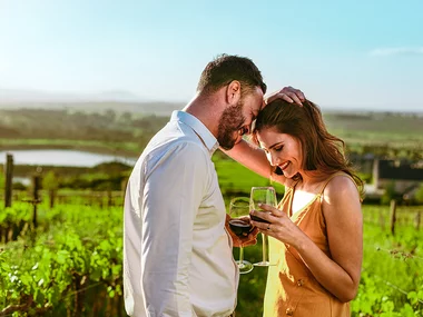 Calici, amore e relax: romantici soggiorni con degustazione vini per 2