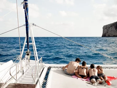Ruta en catamarán al atardecer para 2 adultos y 1 niño