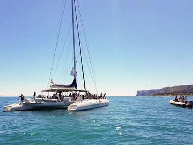Aventura marina: paseo en catamarán, fondeo en cala y comida en pareja con Mundo Marino