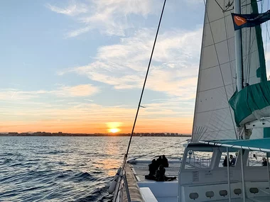 Paseo en catamarán al atardecer en familia