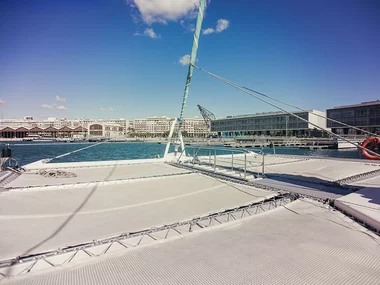 Navegación en catamarán hacia la puesta del sol y copa de cava con Mundo Marino