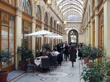 Visite privée guidée des passages couverts parisiens pour un groupe de curieux