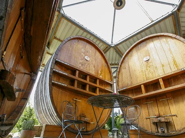 Originelle Übernachtung in einem Holzfass mit einem Glas Wein für 2 Personen