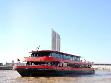 Dîner-croisière romantique sur la Garonne à bord d'un bateau-restaurant