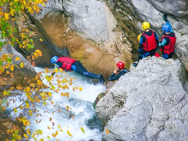Activité canyoning vivifiante en Suisse suivie d’une dégustation de fromages