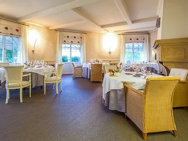 Cena gourmet con vino in un ristorante vicino a Belfort