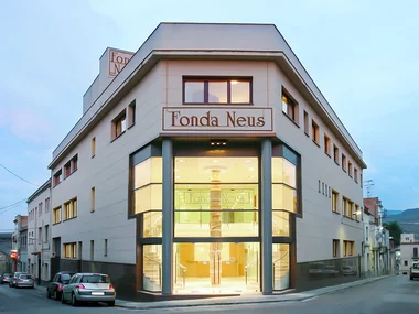 1 noche con desayuno en Hotel Fonda Neus con visita a cavas Freixent