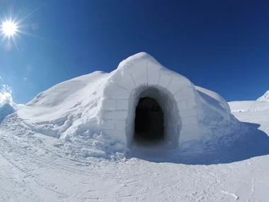 Übernachtung in einem mit Schneekunstwerken dekorierten Iglu, Tandem-Flug und Abendessen in Davos