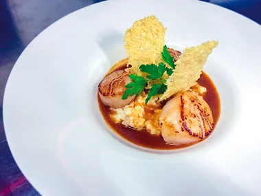 Expérience gastronomique à domicile avec menu cuisiné et servi à table par un chef