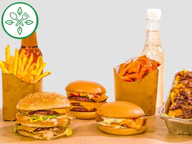 Repas gourmand et éthique : burger avec frites dans un fast-food 100 % vegan
