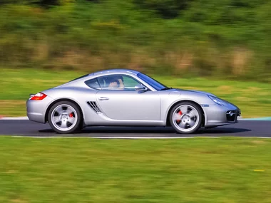 4 tours au volant d'une Porsche sur le circuit de Pau-Arnos