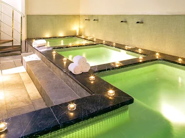 1 acceso para 2 a las termas romanas del Hospes Palacio del Bailío 5*