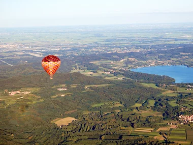 Volo di gruppo in mongolfiera per 2 persone sopra il Castello di Masino