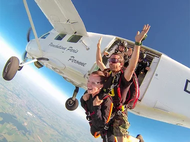 Saut en parachute à 4200 m d'altitude pour 2 amateurs de sensations fortes