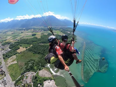 Abenteuer in der Höhe: 20-minütiger Tandem-Gleitschirmflug über dem Genfersee