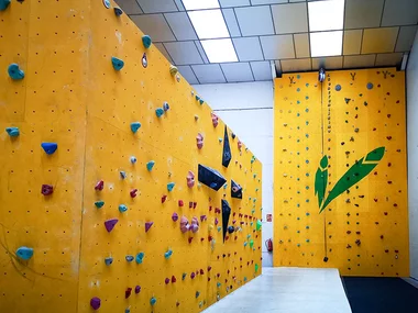 Curso de iniciación a la escalada en rocódromo en Madrid con Yurok