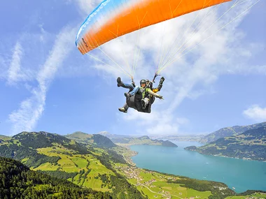 Flugtaufe von 15 Minuten im Tandem mit dem Gleitschirm in Emmetten