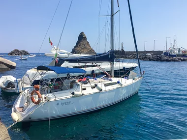 Escursione in barca a vela lungo la Riviera dei Ciclopi con aperitivo a bordo per 2