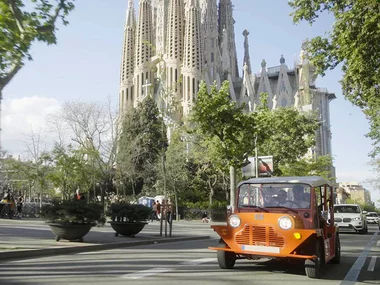 Barcelona: 1 tour privado en coche eléctrico de 2 horas para 3 personas