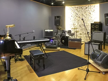 Sessione di 2 ore in studio di registrazione con tecnico del suono valida per un servizio a scelta