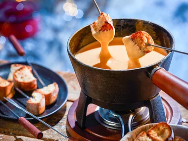 Momento gastronomico e conviviale intorno a una fonduta svizzera