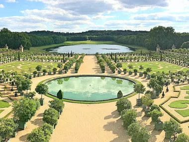 Visite guidée du château de Versailles et de ses jardins avec transport depuis Paris