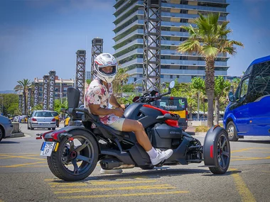 Brutal Barcelona: tour guiado en moto Can-Am Ryker por Barcelona
