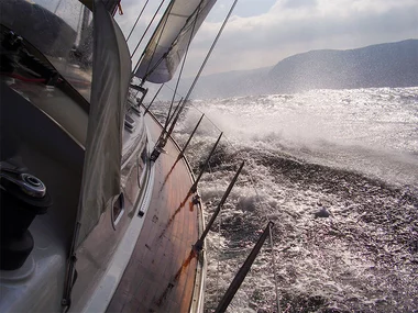 Paseo en vela de regata para 2 personas en Galicia