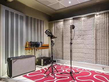 Lezione di canto o strumento musicale in studio di registrazione a Milano