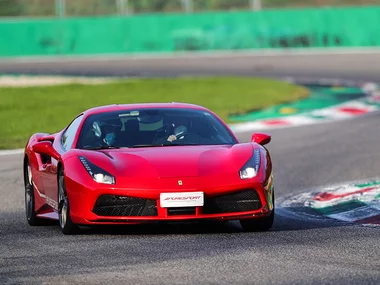 Guida Ferrari 488 GTB sul Circuito di Vallelunga