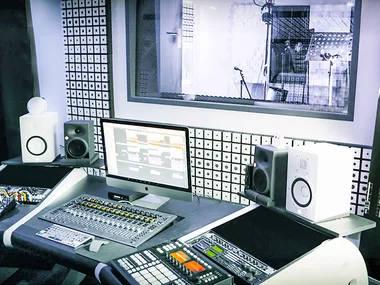 Session d'enregistrement avec traitement de la voix en studio professionnel près de Paris