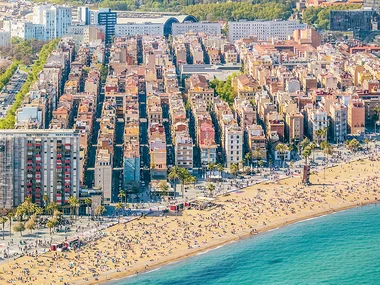 Vuelo en helicóptero a lo largo de la costa de Barcelona
