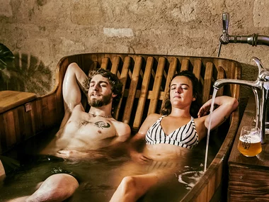 Wine Beer Spa a Bordeaux: bagno nel vino o nella birra con tagliere di formaggi