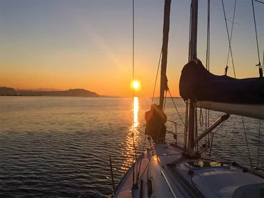 Escapada romántica de 1 noche en velero con paseo y cena para 2 en Vigo