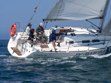 Ruta exclusiva en velero a las Islas Cíes y permiso de entrada durante 8 horas para 2 personas