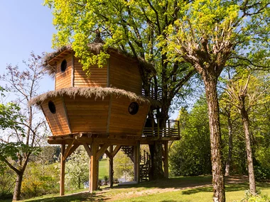 Séjour insolite près d'Aurillac : 2 jours en cabane dans les arbres avec bain bouillonnant