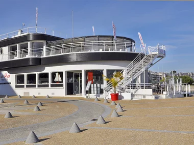 Repas gastronomique 4 plats avec champagne en bord de mer près de La Baule