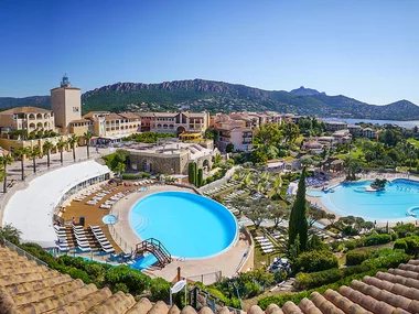 Pause détente avec bain hydromassant et accès à la piscine près de Fréjus