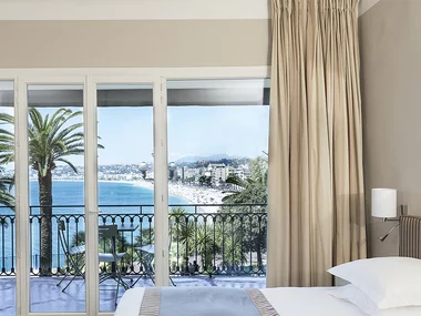 Romantik im 4*-Hotel in Nizza mit Schokolade und Rosenblüten