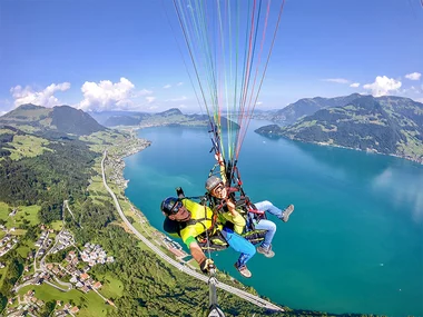 Parapente au-dessus du lac de Lucerne