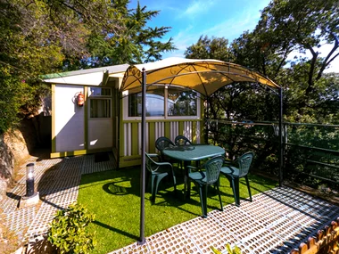 Escapada a Calella: 1 noche en bungalow con desayuno en Camping El Far