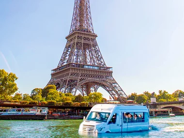 A Parigi e sulla Senna con un tour su bus anfibio di 2h e coppa di Champagne per 2