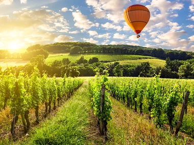 Tra nuvole e sapori: esclusivo volo pomeridiano in mongolfiera con aperitivo tipico