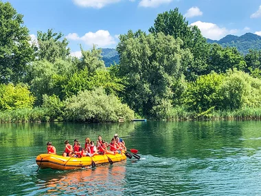 Discesa di Soft Rafting sul fiume Adda vicino a Bergamo
