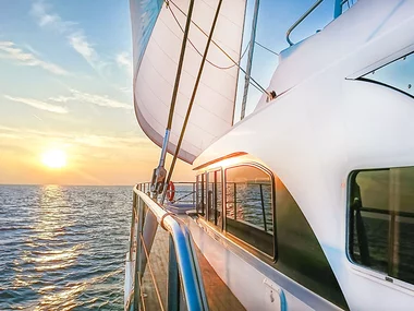 Balade en catamaran au coucher du soleil depuis La Rochelle