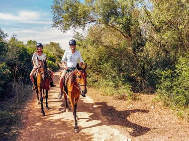 Indimenticabile passeggiata a cavallo (2h) e aperitivo per 2 persone a Pietra Ligure