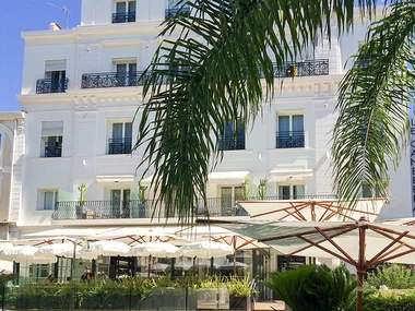 Fuga romantica di 1 notte in hotel 4* con petali di rosa e cioccolatini a Cannes