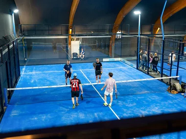 Jeu de padel avec raquettes et balles près de Zurich