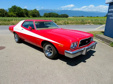 Voyage dans les années 1970 dans une voiture Starsky & Hutch
